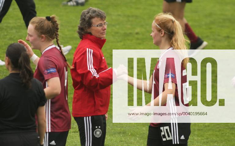 Albena(Bulgaria) England-Germany UEFA U17 U 17 Under 17 European Championship EM Europameisterschaft women s football Livinia Seifert(R),Ulrike Ballweg(c) Germany coach after victory :