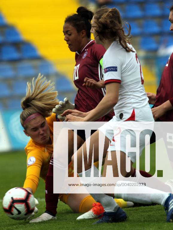 Albena(Bulgaria) England-Germany UEFA U17 U 17 Under 17 European Championship EM Europameisterschaft women s football Gia Corley(C)Germany,Emily Orman(L)England :