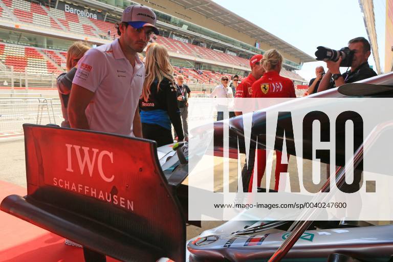 9th May 2019, Circuit de Barcelona-Catalunya, Barcelona, Spain; Formula One Grand Prix of Spain, driver arrivals and press conference PK Pressekonferenz McLaren, Carlos Sainz checks out the front wing of the Mercedes ActionPlus12132567 Octane