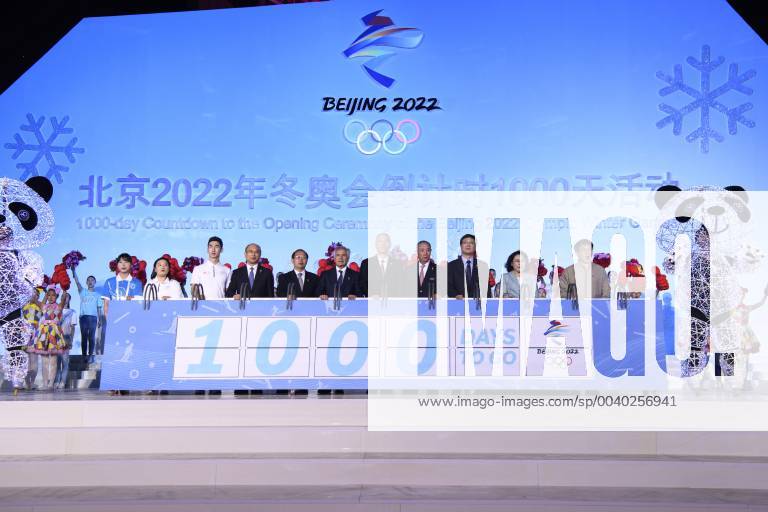 (190510) -- BEIJING, May 10, 2019 (Xinhua) -- Guests light the countdown board during the 1000-day countdown celebrations of the Beijing 2022 Olympic Winter games Winterspiele Spiele Summer games held in Beijing Olympic Park, Beijing, capital of China, May 10, 2019, (Xinhua Chen Yichen) (SP)CHINA-BEIJING-OLYMPIC WINTER GAMES-1000 DAYS COUNTDOWN