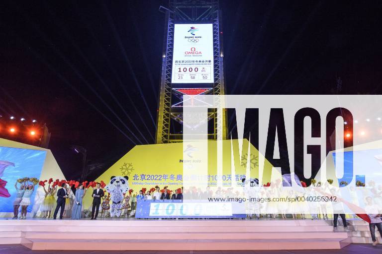 (190510) -- BEIJING, May 10, 2019 (Xinhua) -- Guests light the countdown board during the 1000-day countdown celebrations of the Beijing 2022 Olympic Winter games Winterspiele Spiele Summer games held in Beijing Olympic Park, Beijing, capital of China, May 10, 2019, (Xinhua Chen Yichen) (SP)CHINA-BEIJING-OLYMPIC WINTER GAMES-1000 DAYS COUNTDOWN