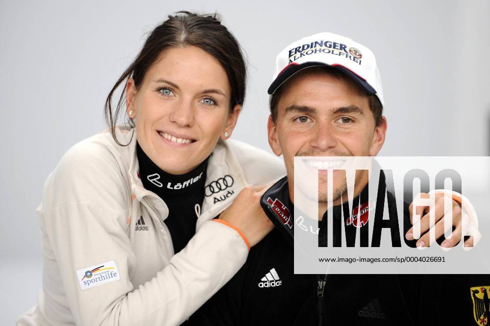 Michael Greis und Kathrin Hitzer (beide Deutschland) Biathlon Herren Fotoshooting 2008 2009, Fotostudio, Studioaufnahme Gruppe Damen Schwäbisch Hall Harmonie,