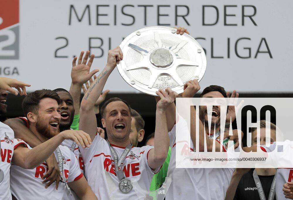 Köln RheinEnergieStadion 12 05 19 Matthias Lehmann L and Jonas Hector both from Cologne lift the championship cup of the 2 Bundesliga into the air in the game of the 2 Bundesliga between 1 FC Köln vs. Jahn Regensburg in the season 2018 2019 DFL regulations prohibit any use of photographs as image sequences and or quasi video