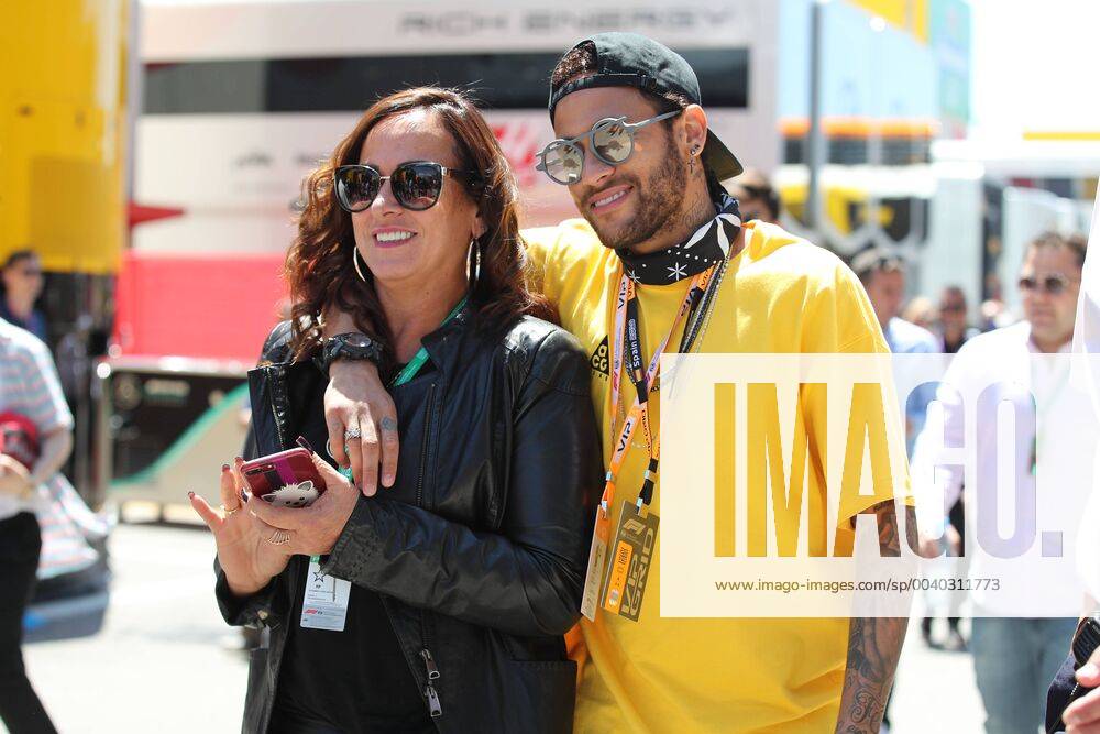 Motorsports: FIA Formula One World Championship WM Weltmeisterschaft 2019, Grand Prix of Spain, Neymar da Silva Santos Junior (BRA) with his mother Nadine Goncalves (Verwendung nur in Deutschland - GERMANY ONLY) *** Motorsports FIA Formula One World Championship 2019 Grand Prix of Spain Neymar da Silva Santos Junior BRA with his mother Nadine Goncalves Use only in Germany GERMANY ONLY