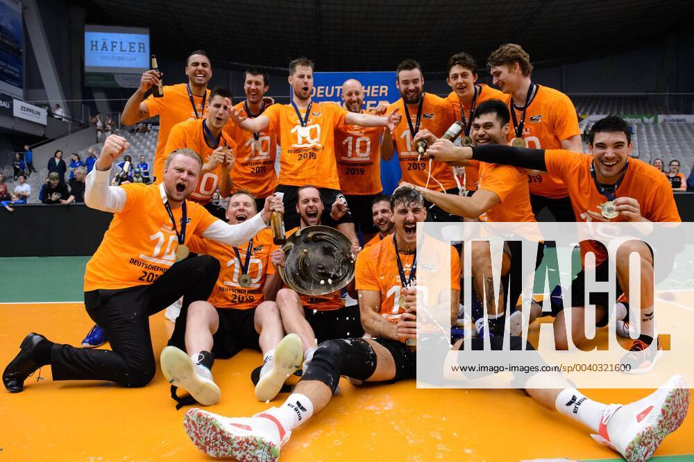 ZF Arena Friedrichshafen Volleyball Bundesliga Men Men Men Play offs Final 5 Game VfB Friedrichshafen vs Berlin Recycling Volleys Cheers Berlin with championship cup