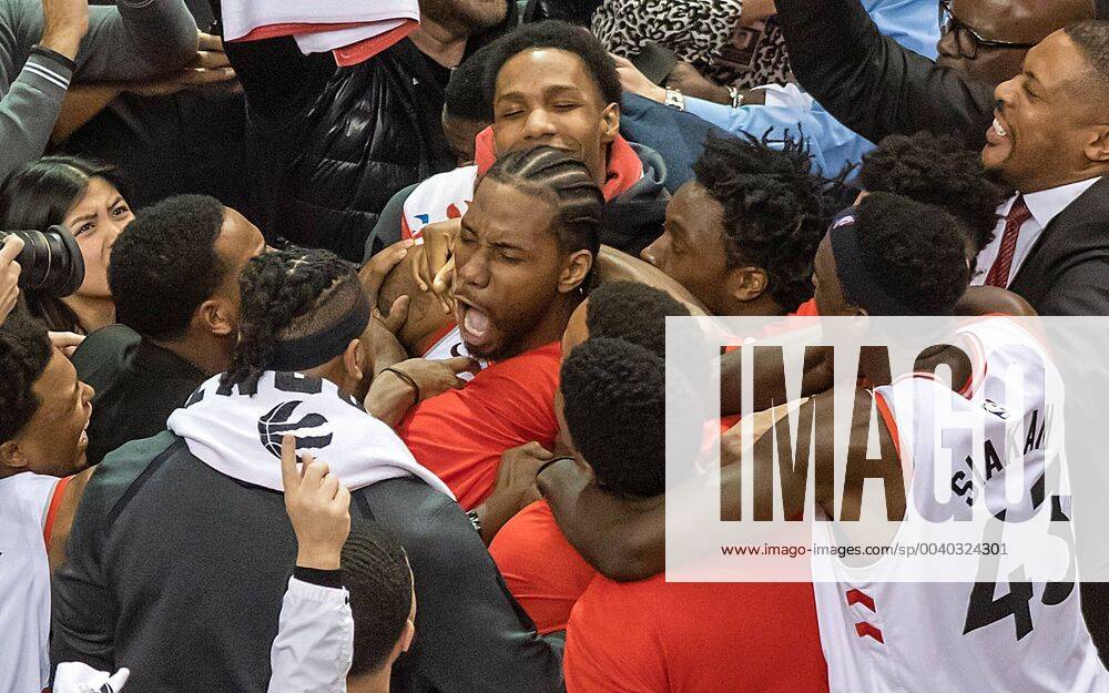 KW19 Toronto Raptors forward Kawhi Leonard (C) and teammates celebrate their 92-90 victory over the Philadelphia 76ers in Game 7 to win their NBA Basketball Herren USA Eastern Conference Semifinals basketball series at Scotiabank Arena in Toronto, Canada, 12 May 2019. Philadelphia 76ers at Toronto Raptors playoffs !ACHTUNG: NUR REDAKTIONELLE NUTZUNG!