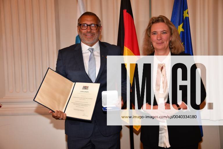 Kerstin Schreyer Minister of Social Affairs and William Hartwig Almer Jimmy Hartwig Award of the Social Medal Bavarian State Medal for Social Services Max Joseph Saal Residence Munich 13 May 2019