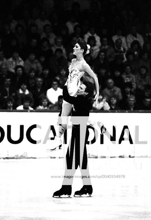 ISO show skating 20 03 1989 date estimated GDR Karl Marx town city sport ice sports complex figure skating ISO show skating of the European Championship participants pair skater Marina Klimowa and Sergej Ponomarenko from Russia Chemnitz Saxony FRG