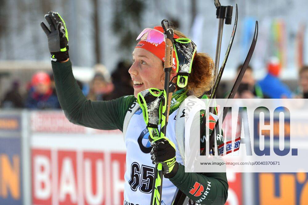 Laura DAHLMEIER ends her career with 25 archive photo Laura DAHLMEIER GER, waves at the finish to the fans, gestures, action, single picture, cut single motif, half figure, half figure 7.5km sprint of women, women on 17 01 2019 IBU Biathlon World Cup 2019 in Ruhpolding, season 2018 19 Â
