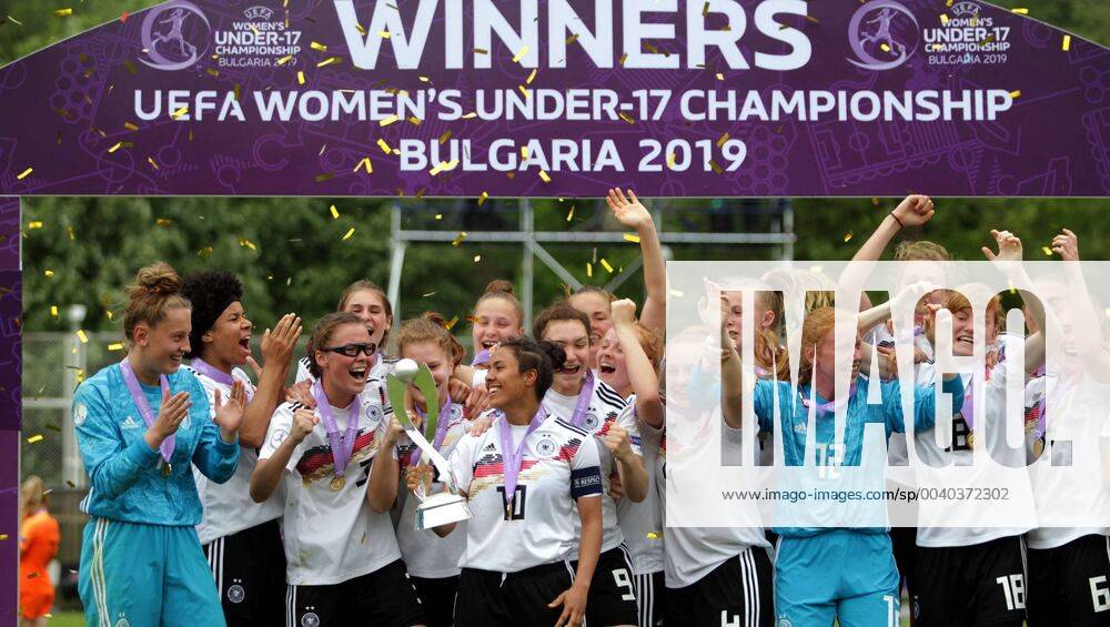 Albena(Bulgaria) Netherlands-Germany UEFA U17, U 17 Under 17 final European Championship, EM, Europameisterschaft women s football Germany U17 team celebrate European champion title :