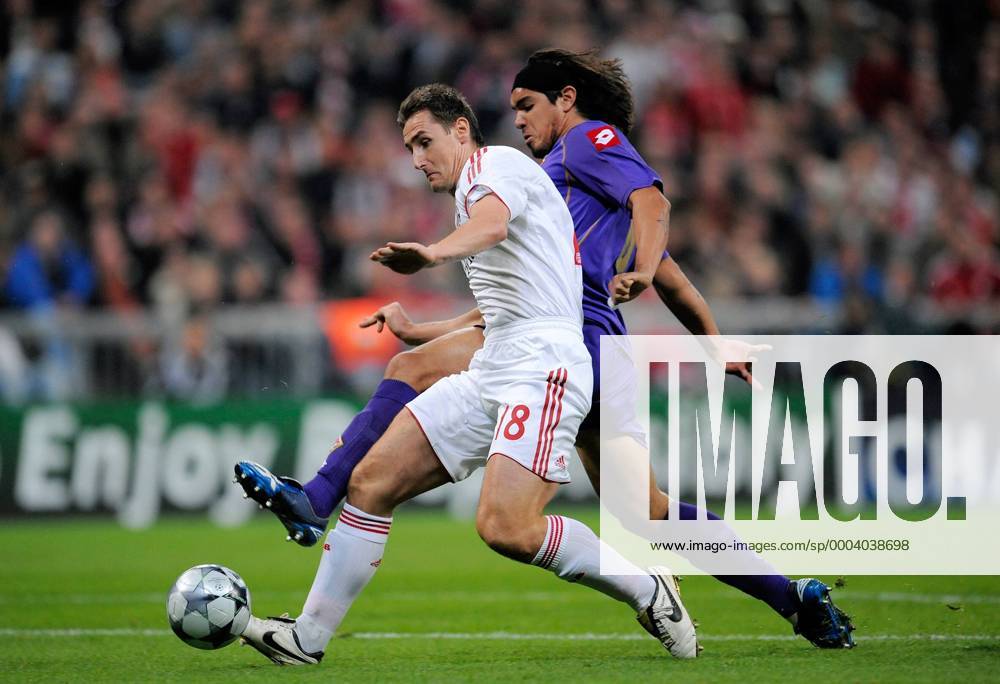 Miroslav Klose (Bayern, li.) trifft zum 1.0 gegen Juan Manuel Vargas (AC Florenz) - Fußball EC 1 Herren Champions League 2008 2009, FC Bayern München - ACF Fiorentina, Gruppe München Dynamik,