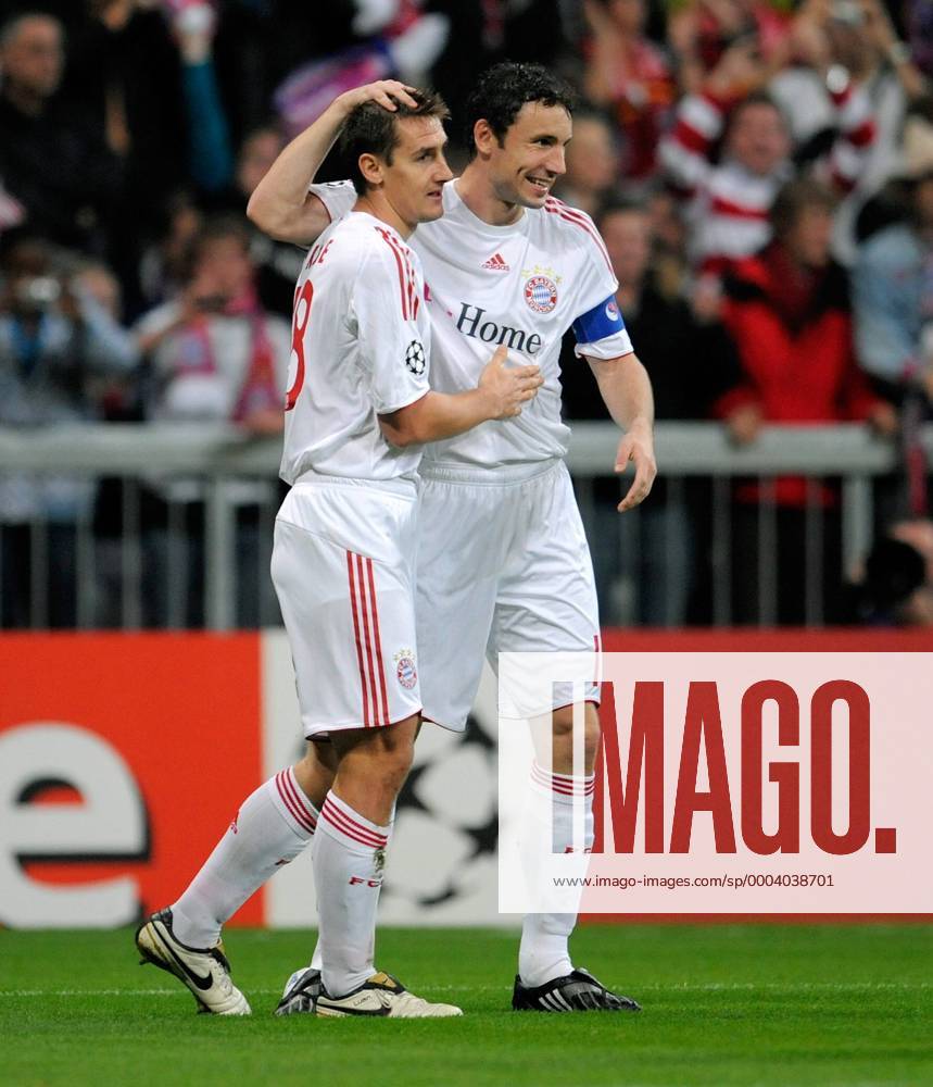 Miroslav Klose (li.) und Mark van Bommel (beide Bayern) - Torjubel - Fußball EC 1 Herren Champions League 2008 2009, FC Bayern München Gruppe München