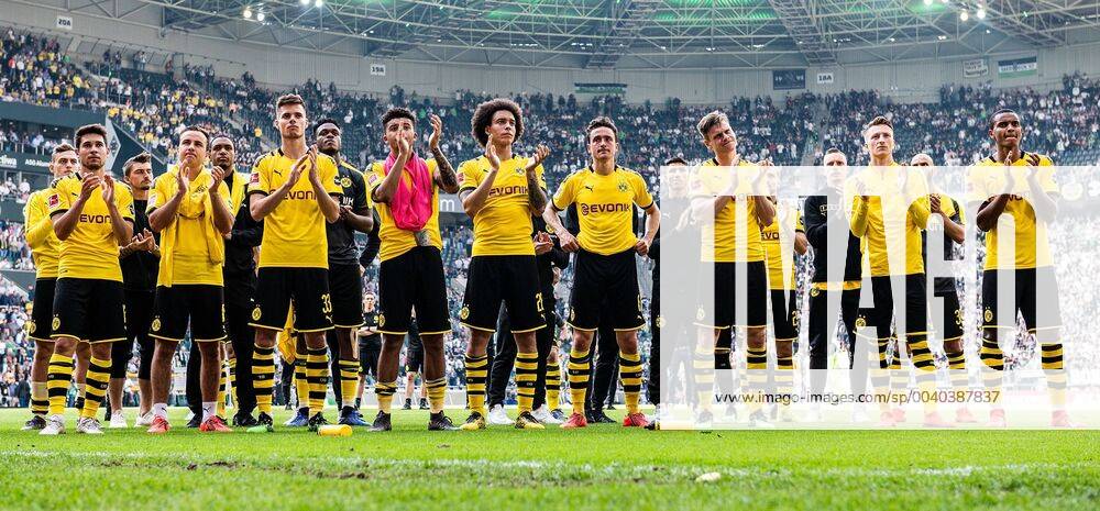 Fussball 1 Bundesliga, Borussia Moenchengladbach Borussia Dortmund,, v l Player Borussia Dortmund cheers on Moenchengladbach after the end of the game