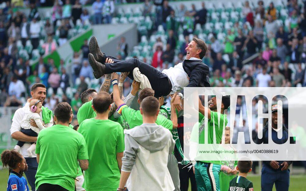 VfL vs Augsburg, 1 BL Wolfsburg, 18 05 2019, FOßBALL VfL Wolfsburg vs FC Augsburg, 1 BL Season 2018 19, Volkswagen Arena Picture shows final cheers head coach Bruno Labbadia VfL Wolfsburg with team DFL REGULATIONS PROHIBIT ANY USE OF PHOTOGRAPHS AS IMAGE SEQUENCES AND OR QUASI VIDEO Wolfsburg