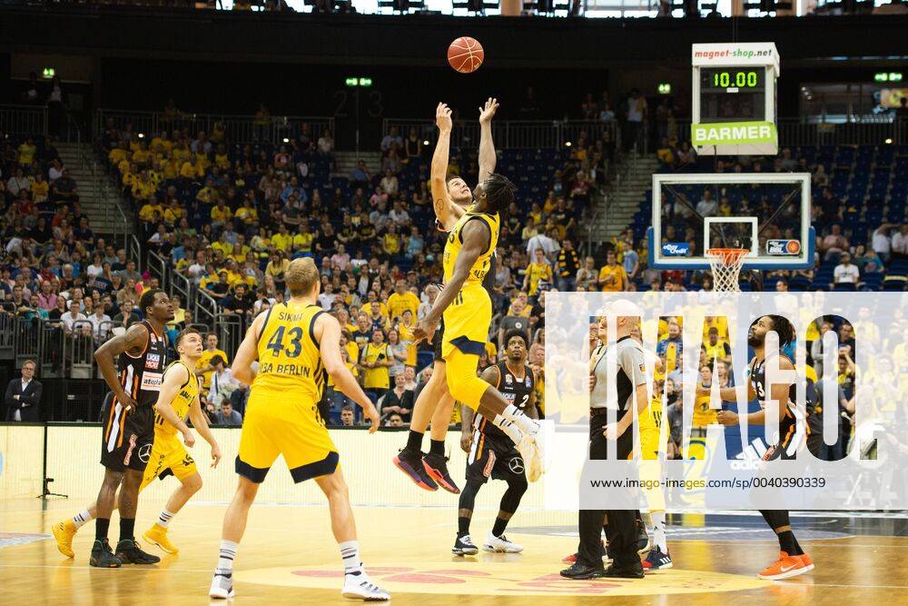 Kick-off throw-off, Alba vs. Ratiopharm Ulm, 18 05 19, GER,BBL, Alba Berlin vs. ratiopharm Ulm, Mercedes Benz Arena, 18 05 19 Berlin