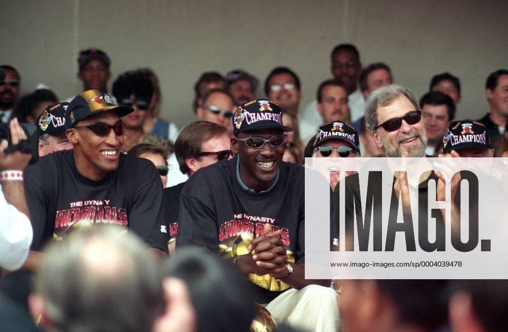 Michael Jordan (Mitte), Scottie Pippen (li.) und Trainer Phil Jackson (alle Chicago Bulls) während der Parade zum Gewinn der NBA Meisterschaft 1997 - Basketball Herren NBA 1996 1997, Playoffs, Playoff, Play Offs, Off, Finale, Finalserie Gruppe