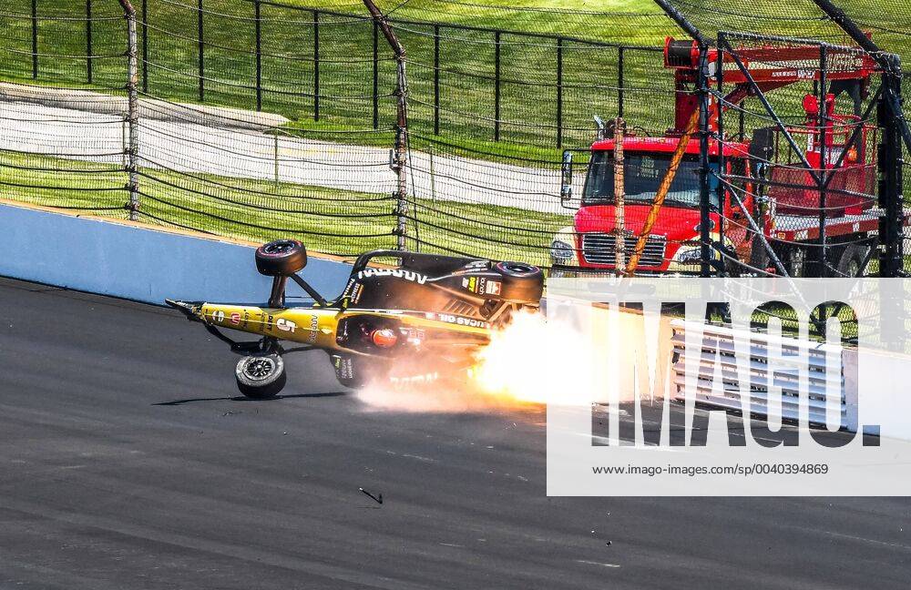 KW20 James Hinchcliffe crashes hard coming off turn 2 during qualifying for the 2019 Indianapolis 500. Hinchcliffe was unhurt, on May 18, 2019 in Indianapolis, Indiana. IND2019051811 LARRYxPAPKE