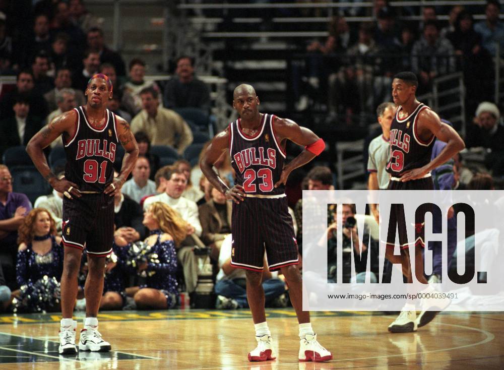 Michael Jordan (Mitte), Dennis Rodman (li.) und Scottie Pippen (alle Chicago Bulls) enttäuscht - Basketball Herren NBA 1996 1997 Gruppe Enttäuschung,