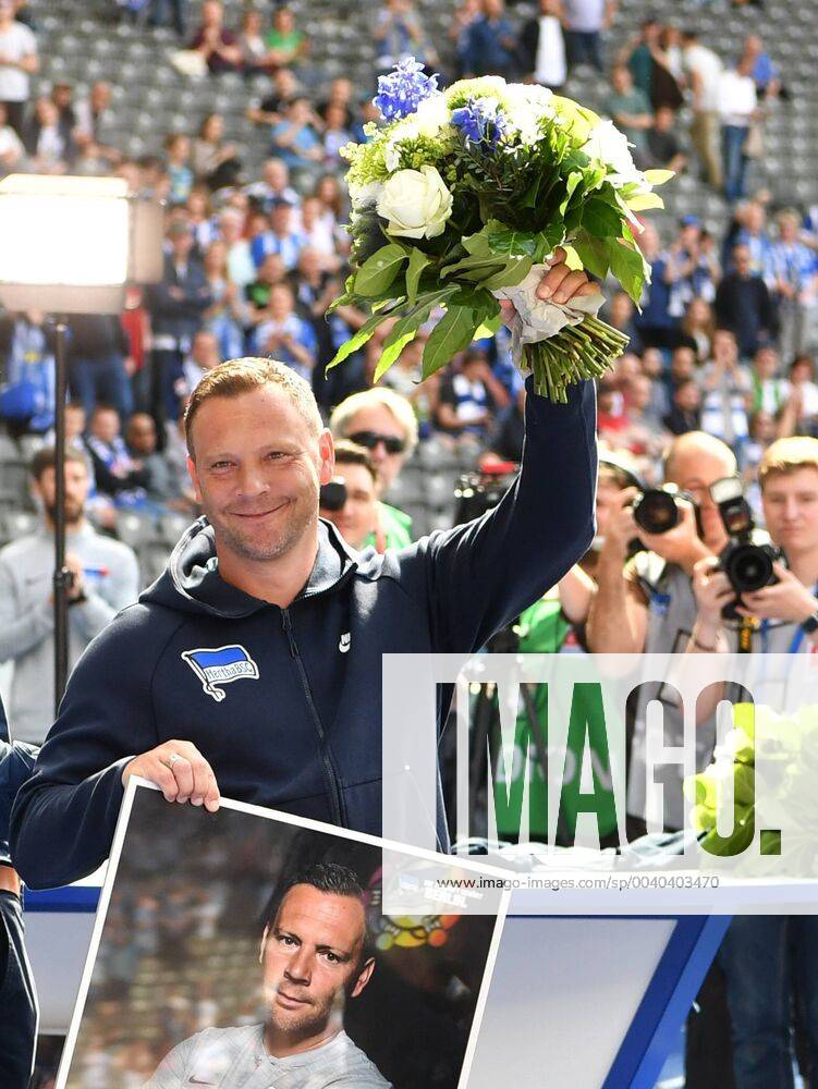 Pal Dardai Trainer Hertha BSC , at the official farewell Hertha BSC Berlin Bayer 04 Leverkusen 1 Bundesliga 2018 2019, 1 BL, 1 Bundesliga, DFL, Football, Soccer, Soccer, Men, Men, Men, Germany, Germany Berlin, 18 5 2019, Olympiastadion DFL REGULATIONS PROHIBIT ANY USE OF PHOTOGRAPHS AS IMAGE SEQUENCES AND OR QUASI VIDEO