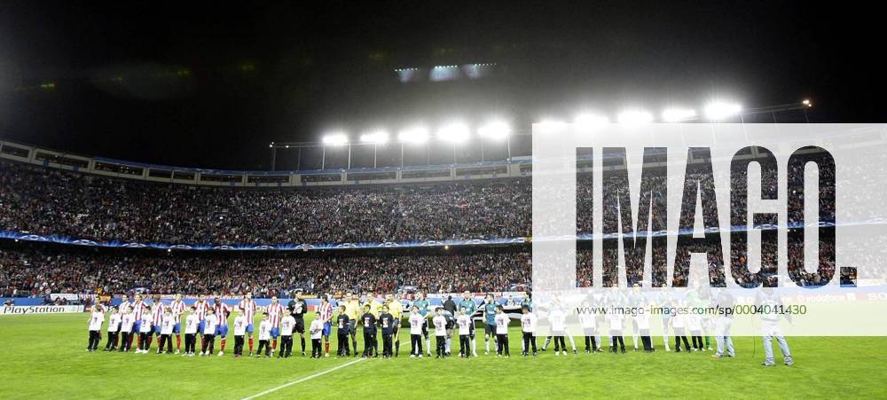 Mannschaftsvorstellung Atletico Madrid (li.) und FC Liverpool im Estadio Vicente Calderon - - NOxONLINExUSE Fußball EC 1 Herren Champions League 2008 2009, Atletico Madrid - FC Liverpool 1:1 Totale Estadio Vicente Calderon Madrid