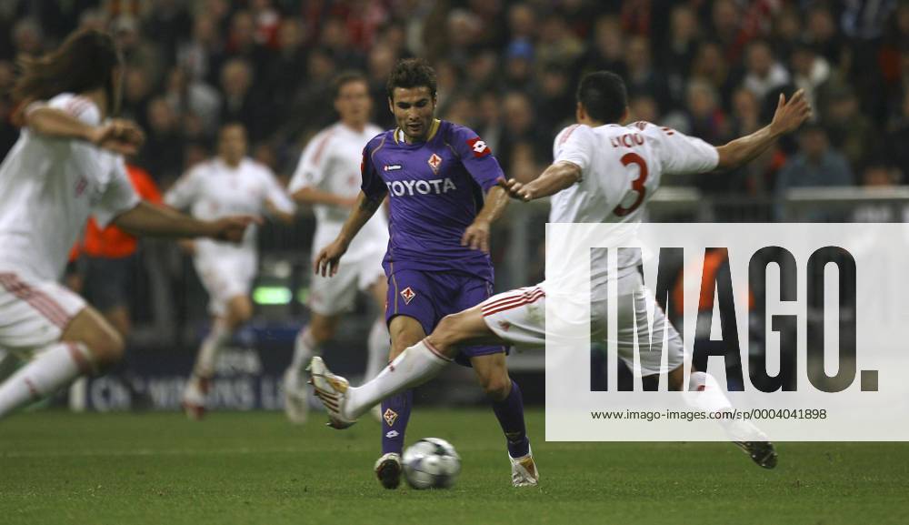 Adrian Mutu (AC Florenz, li.) gegen Lucio (Bayern) Fußball EC 1 Herren Champions League 2008 2009, FC Bayern München - ACF Fiorentina 3:0 Gruppe München Dynamik,