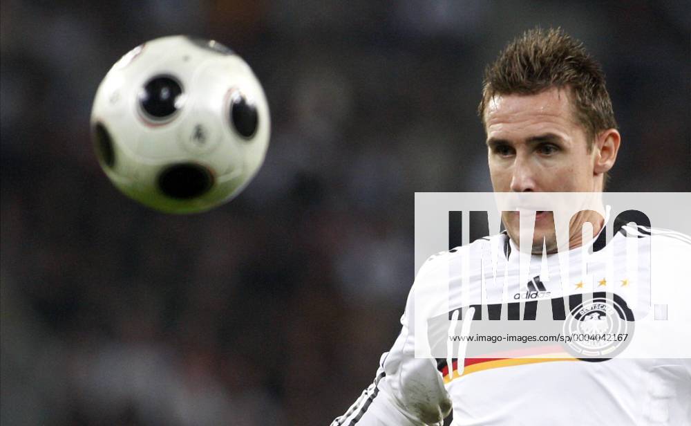Miroslav Klose (Deutschland) am Ball Fußball Länderspiel Herren WM Qualifikation 2008, Nationalmannschaft, Nationaltrikot Einzelbild Mönchengladbach Dynamik,