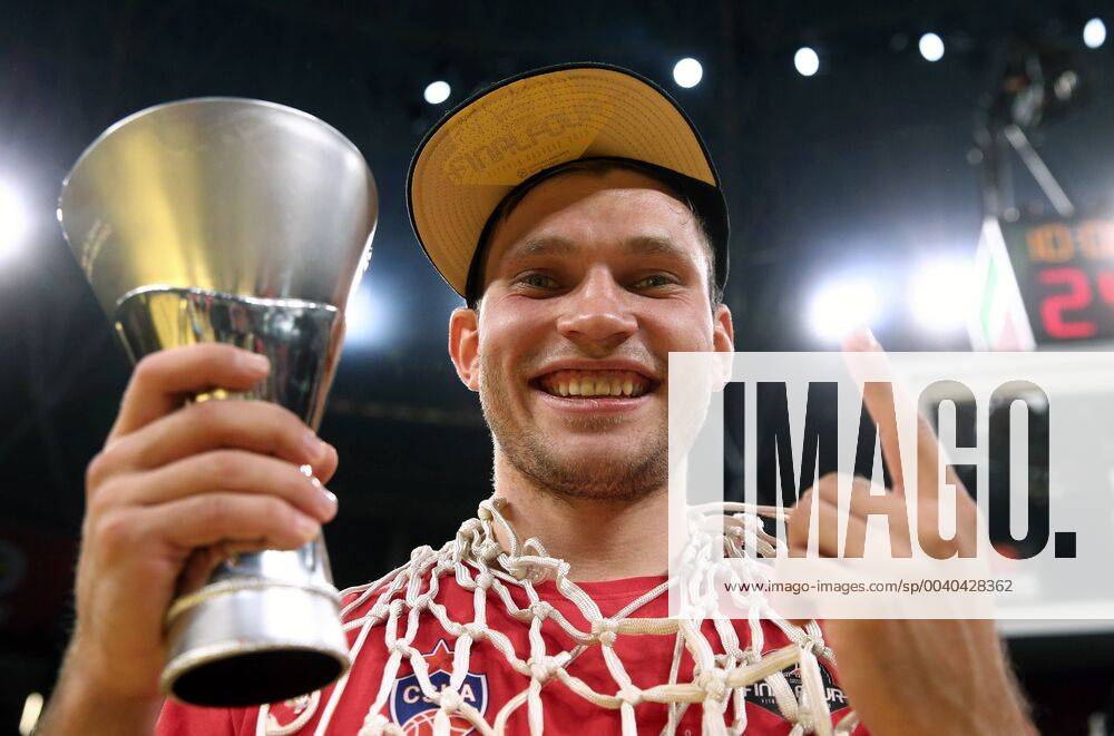 KW20 VITORIA-GASTEIZ, SPAIN – MAY 19, 2019: BC CSKA Moscow s Ivan Ukhov poses with the trophy as he celebrates winning their 2019 Basketball Euroleague Final Four championship game against BC Anadolu Efes Istanbul, at Fernando Buesa Arena. Valery Sharifulin TASS TS0ABFD7