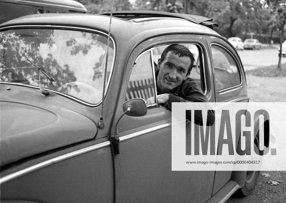 Rainer Ohlhauser (Bayern) in seinem VW-Käfer Fußball 1. BL Herren Saison 1968 1969, Shooting, Fotoshooting, Fototermin, Fotostory, Homestory, FC Bayern München Einzelbild