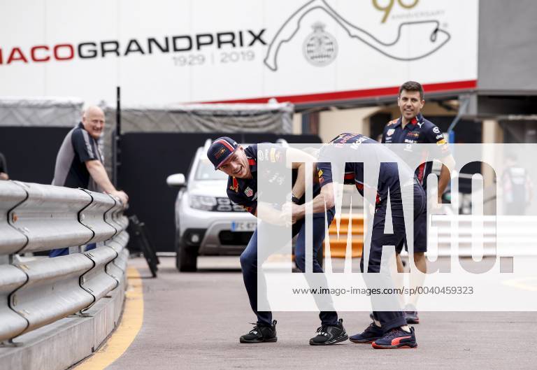 Motorsports: FIA Formula One World Championship, WM, Weltmeisterschaft 2019, Grand Prix of Monaco, 33 Max Verstappen (NLD, Aston Martin Red Bull Racing) wrestles a mechanic Monte Carlo Monaco