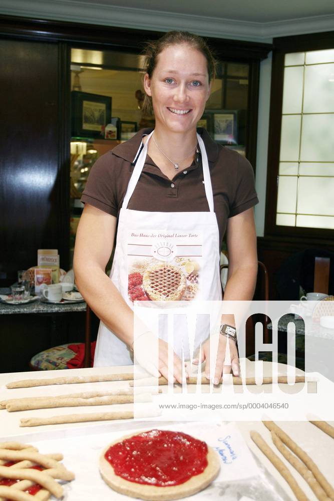 Samantha Stosur (Australien) versucht sich am Rande der Generali Ladies Open als Bäckerin Tennis Damen Generali Ladies Open 2008, WTA Tour Einzelbild Linz