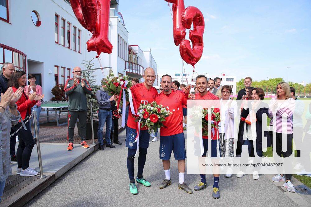 Football 1 Bundesliga Servus Arjen, Rafa and Franck on 23 05 2019 on the training ground at Säbener Straße in Munich Arjen Robben Munich , left Franck Ribery Munich , middle Rafinha Munich , right After the training the FC Bayern Munich staff said goodbye to the players Arjen Robben, Rafinha and Franck Ribery With a trellis, applause and gifts the three well deserved players were accompanied for the last time on their way from the training ground to the cabin xRx