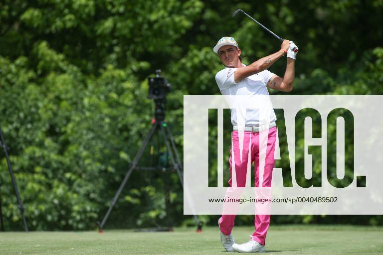 FORT WORTH, TX - MAY 24: Rickie Fowler hits from the 8th tee during the second round of the Charles Schwab Challenge on May 24, 2019 at Colonial Country Club in Fort Worth, TX. (Photo by George Walker Icon Sportswire) GOLF: MAY 24 PGA, Golf Herren - Charles Schwab Challenge Icon19052432
