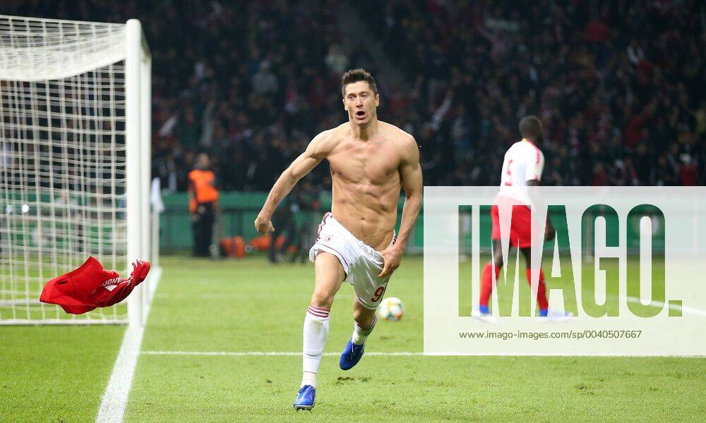 RB Leipzig Bayern Muenchen Football DFB Cup Final Berlin, 25 05 2019, Olympic Stadium, Football, DFB Cup, Final , RB Leipzig vs FC Bayern Munich , Goal for Bayern Im Bild Robert Lewandowski 9,Bayern cheers for his goal to 0 3 , DFB regulations prohibit any use of photographs as image sequences and or quasi video ,