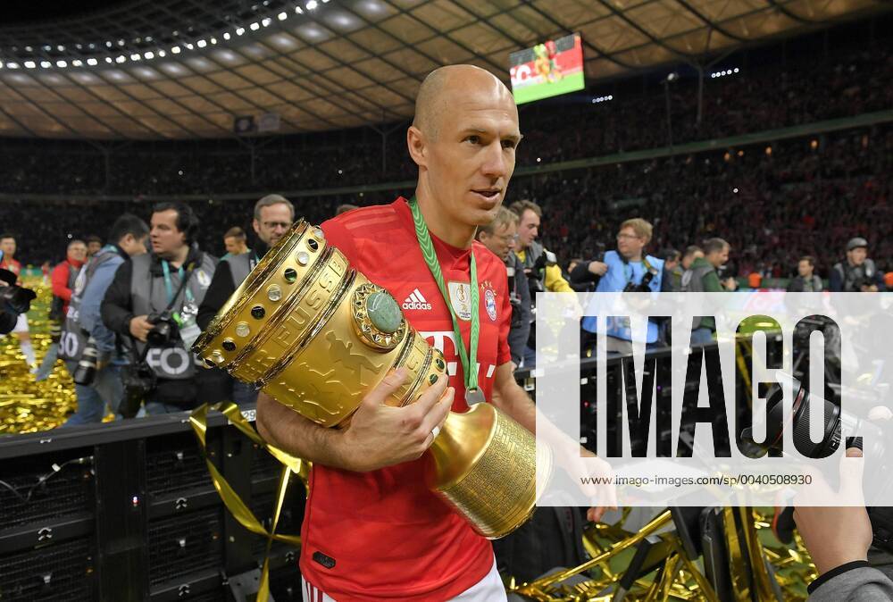 Soccer DFB Cup Final 2019, RB Leipzig FC Bayern Munich, in the Olympic Stadium Berlin, FC Bayern Munich celebrates the victory of the DFB Cup, Arjen Robben Bayern Munich with Cup DFL and DFB regulations prohibit any use of photographs as image sequences and or quasi video