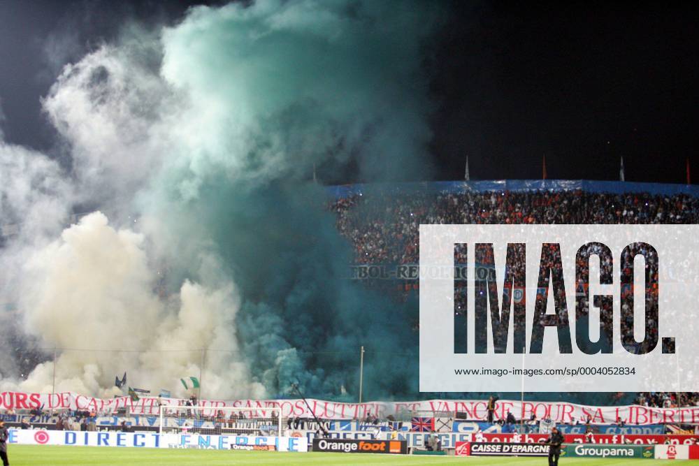 Fans von Olympique Marseille zünden eine Rauchbombe in den Vereinsfarben Blau und Weiß - (pan28468) Fußball Herren Ligue 1 2008 2009, 1. Französische Liga, Olympique de Marseille, OM, Vdig Totale Marseille