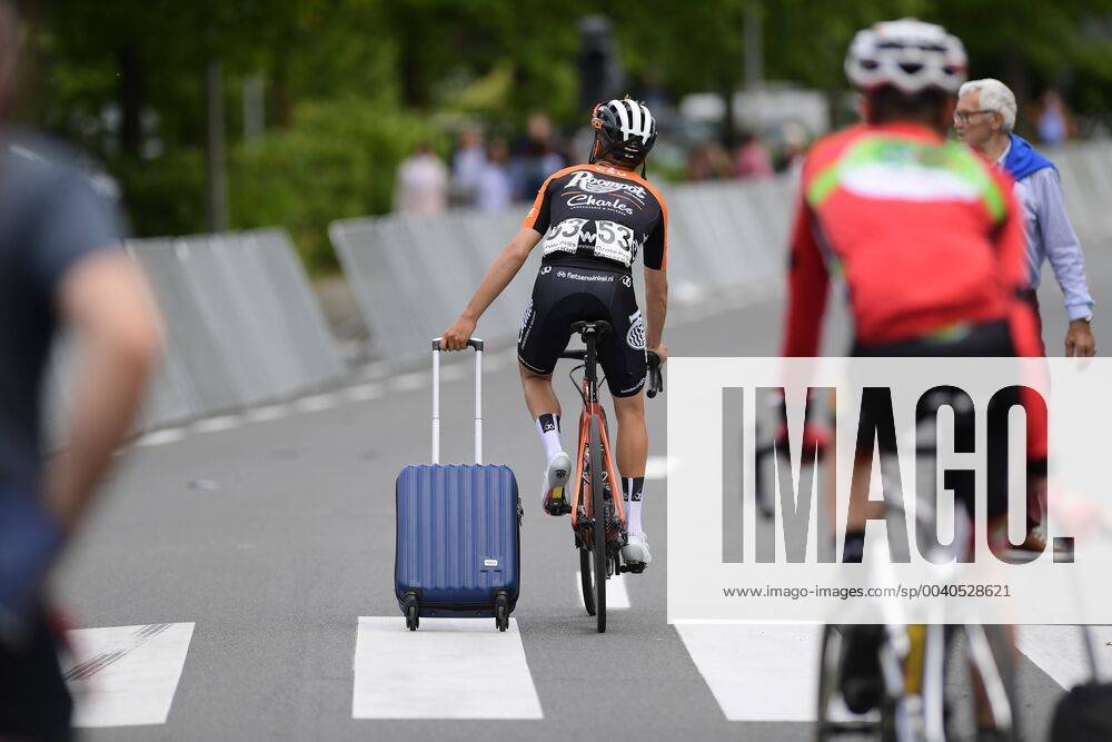 KW21 LIVYNS Arjen (BEL) of ROOMPOT - CHARLES pictured crosses the finish line with his suitcase CYCLISME : UCI Europe Tour Grand Prix Marcel Kint - Courtrai a Zwevegem - 26 05 2019 PhotoNews Panoramic