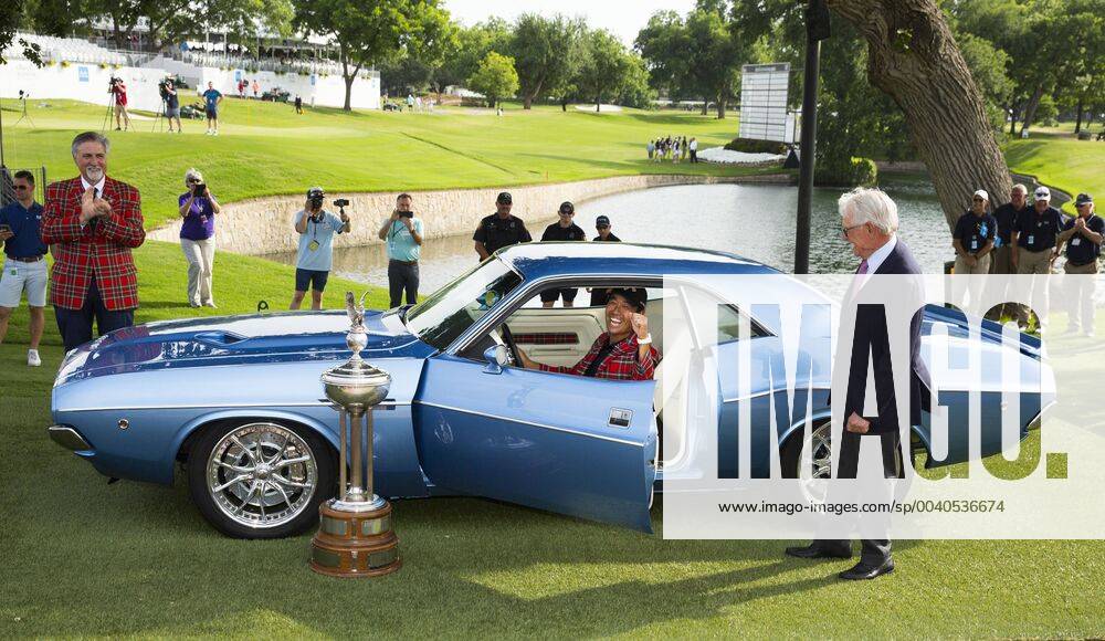 Fort Worth, TX, USA - Kevin Na was awarded this restored 1973 Dodge Challenger by Charles Schwab after winning the 2019 Charles Schwab Challenge PGA, Golf Herren at Colonial Country Club. Na gave the vehicle to his caddie Kenny Harms. 2019 Charles Schwab Challenge PGA - ZUMAsc5_ 20190526_zaf_sc5_023