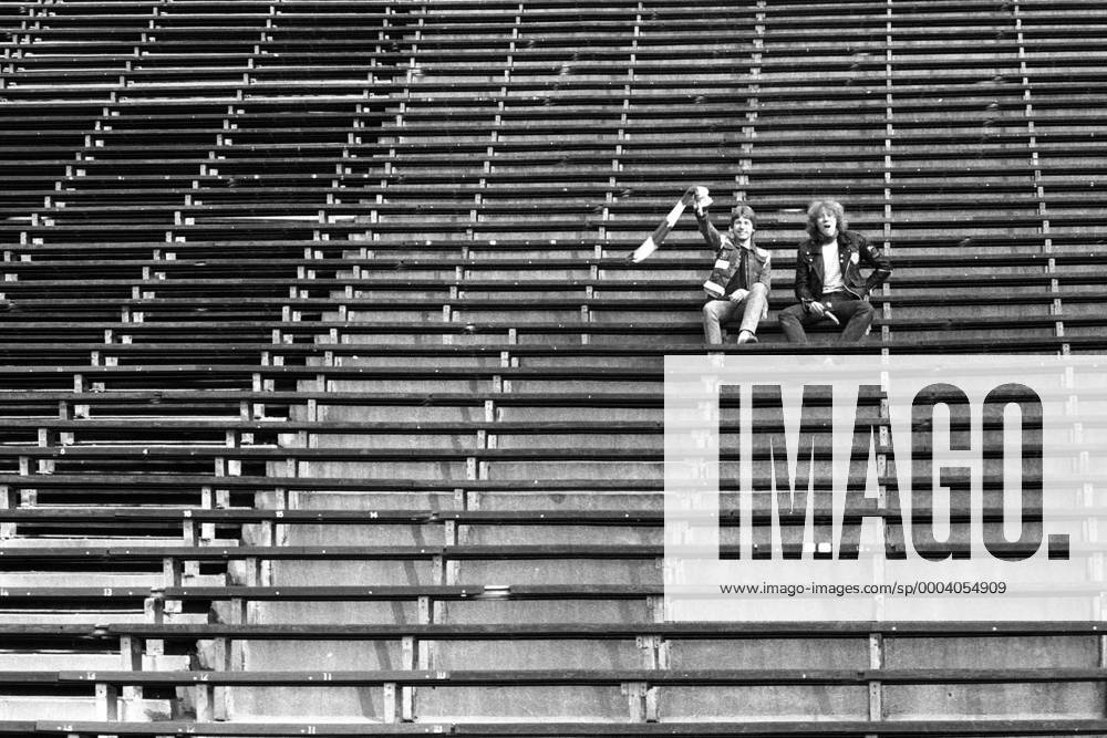 Zwei Hertha Fans genießen reichlich Platz auf der leeren Tribüne Fußball 1. BL Herren Saison 1982 1983, Hertha BSC Berlin Totale Berlin Leere,