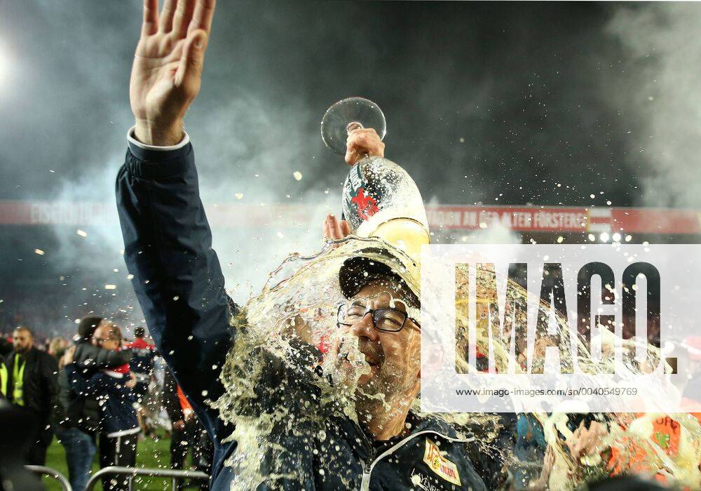 Coach Urs Fischer joy emotion cheering jubilation jubilation after promoted ascended beer shower sport football football relegation 2 Bundesliga vs 1 Bundesliga men DFL season 2018 2019 27 05 2019 1 FC Union Berlin FCU vs VfB Stuttgart DFL regulations prohibit any use of photographs as image sequences and or quasi video