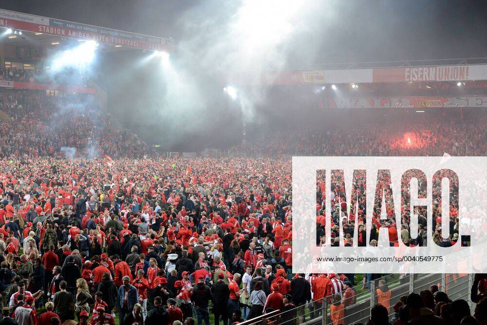 Platzsturm, the stewards have opened the gates, the fans celebrate together the promotion of Union Berlin to the Bundesliga, 27 05 2019, Berlin, football, relegation to the Bundesliga, 1 FC Union Berlin VfB Stuttgart, DFB DFL REGULATIONS PROHIBIT ANY USE OF PHOTOGRAPHS AS IMAGE SEQUENCES AND OR QUASI VIDEO
