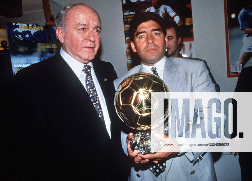 Alfredo Di Stefano (Argentinien Spanien, li.) und Diego Armando Maradona (Argentinien) präsentieren den Ballon d Or - Fußball Länderspiel Herren Fußball 1994 1995 Gruppe