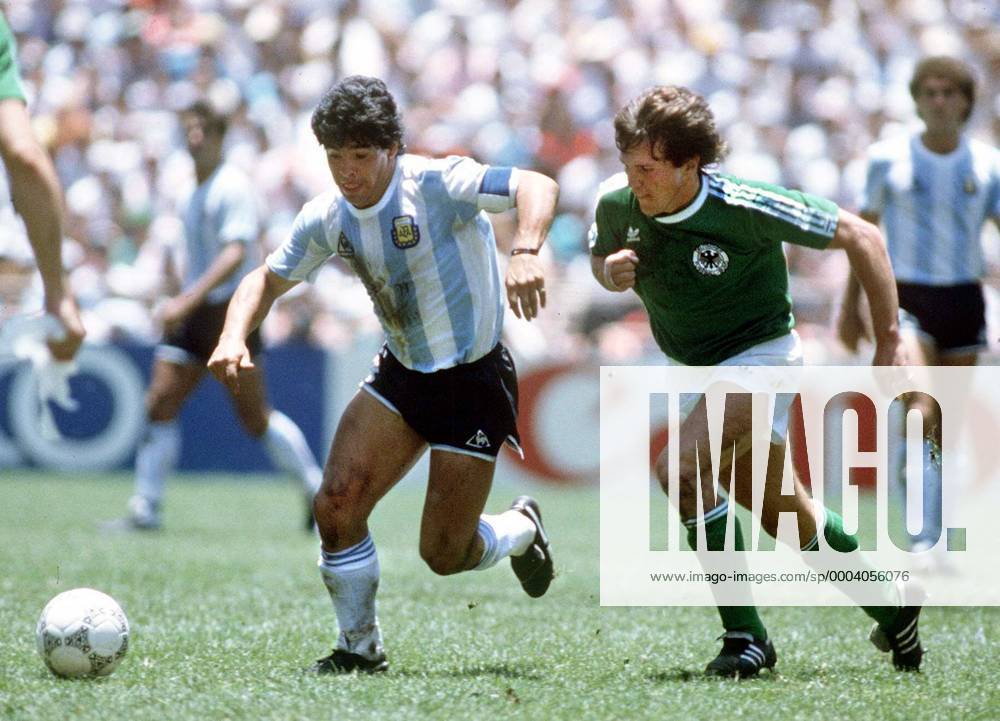 Diego Armando Maradona (Argentinien, li.) gegen Lothar Matthäus (BR Deutschland) - Fußball Länderspiel Herren WM 1986, Nationalteam, Nationaltrikot, o0 BRD Gruppe o0 Finale o0 Mexiko City Dynamik, Kampf,