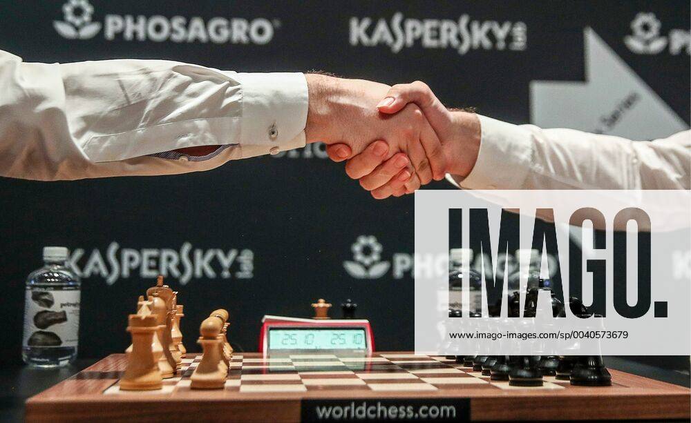 KW22 MOSCOW, RUSSIA – MAY 29, 2019: Grandmasters Alexander Grishchuk and Yan Nepomnyashchy shake hands after the final match at the Moscow 2019 FIDE Grand Prix chess tournament. Valery Sharifulin TASS TS0AD2D1