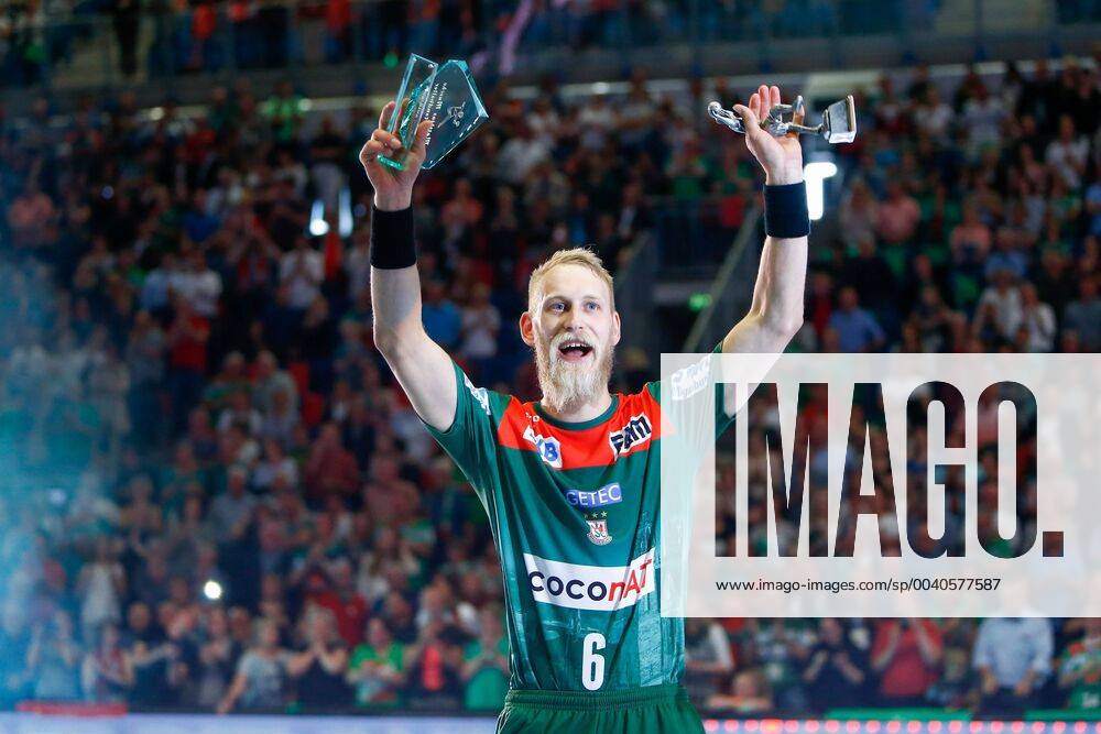 Handball DKB Bundesliga, SC Magdeburg SG Bietigheim, v l Matthias Musche Magdeburg, 6 is honoured as top scorer GETEC Arena