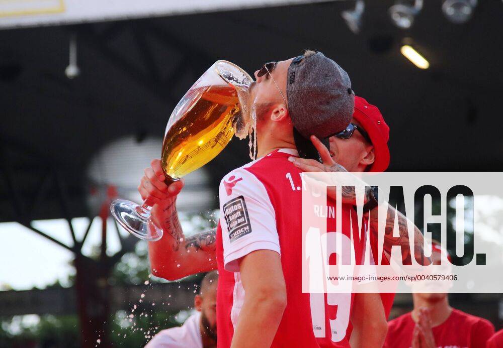 Florian Hübner, Sebastian Polter Promotion party in the stadium Alte Försterei Sport Football Football 1 Bundesliga Men DFL Season 2018 2019 29 05 2019 1 FC Union Berlin FCU Promotion DFL regulations prohibit any use of photographs as image sequences and or quasi video
