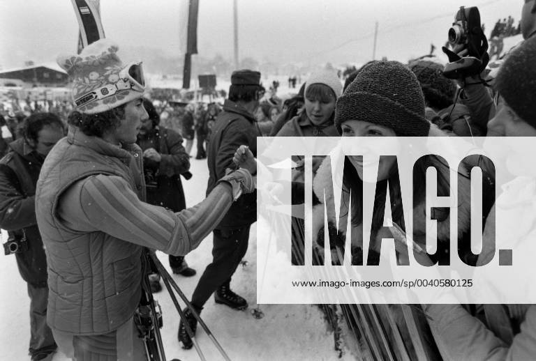 Ski World Cup Kitzbühel 1975 1976 Ingemar STENMARK Sweden SKI ALPIN SAISON 75 76 World Cup Kitzbühel Slalom Men 24 01 1976 Ingemar STENMARK Sweden signs autographs Kitzbühel Austria