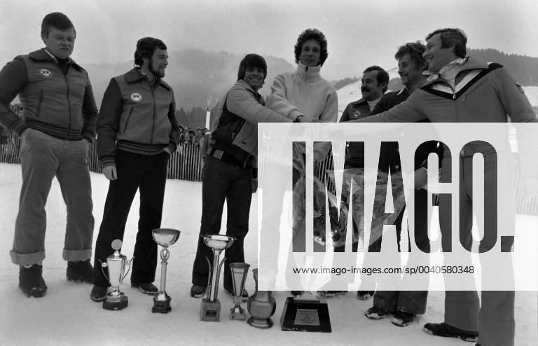 Ski World Cup Kitzbühel Downhill Men SKI ALPIN SAISON 77 78 World Cup Kitzbühel Downhill Men 21 01 1978 Michael VEITH 4 he from left and Sepp FERSTL 6 he from left cheer at the finish Kitzbühel Austria