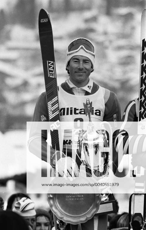 SKI ALPIN SAISON 1981 1982 World Cup Kitzbuehel SIEGER STENMARK Sweden SKI ALPIN SAISON 1981 1982 World Cup Kitzbuehel Slalom Men 17 01 1982 Winner Ingemar STENMARK Sweden at the award ceremony Kitzbuehel Austria