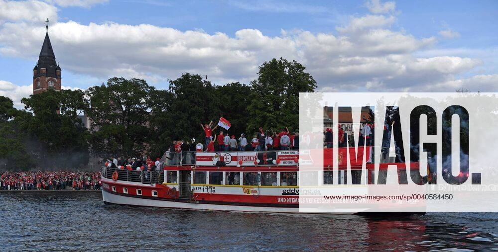 Soccer, men, season 2018 2019, 2 Bundesliga, 1 FC Union Berlin, celebrations two days after the promotion to the 1 Bundesliga, trip with the steamer Viktoria from the East Side Gallery in Friedrichshain to the Luisenhain in the old town of Köpenick, in the picture arrival in the old town of Köpenick, thousands of fans stand on the shore, 29 05 2019,