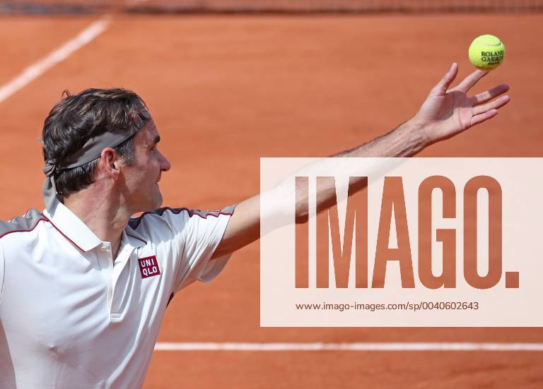 Roger Federer of Switzerland serves during his French Open men s third round match against Casper Ruud of Norway at Roland Garros in Paris on May 31, 2019. Federer defeated Ruud 6-3, 6-1, 7-6 (8) to advance to the fourth round. PAR201905317030 DAVIDxSILPA